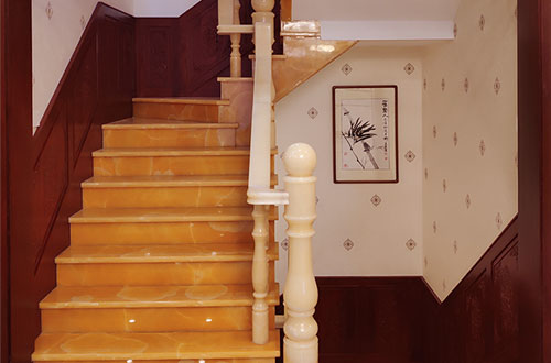 秦淮中式别墅室内汉白玉石楼梯的定制安装装饰效果